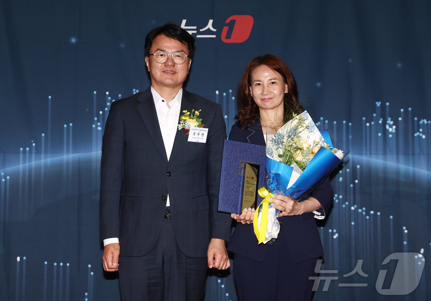 본문 이미지 - 조주현 중소벤처기업연구원장이 17일 오후 서울 중구 프레스센터에서 '대한민국 중소기업의 힘, 디지털 혁신으로 글로벌 성장 잇다'를 주제로 열린 2026 뉴스1 디지털성장기업대상 시상식에서 서연우 (주)세라젬 실장에게 디지털혁신기술상을 수여한 뒤 기념촬영을 하고 있다. 2026.6.17 ⓒ 뉴스1 김민지 기자