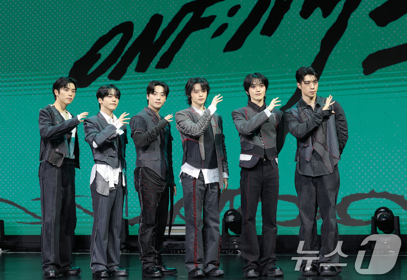 (서울=뉴스1) 권현진 기자 = 그룹 온앤오프(ONF)의 민균(왼쪽부터)과 유토, 이션, 효진, 승준, 와이엇이 17일 서울 마포구 큐브컨벤션센터에서 열린 정규 2집 파트2 '온앤 …