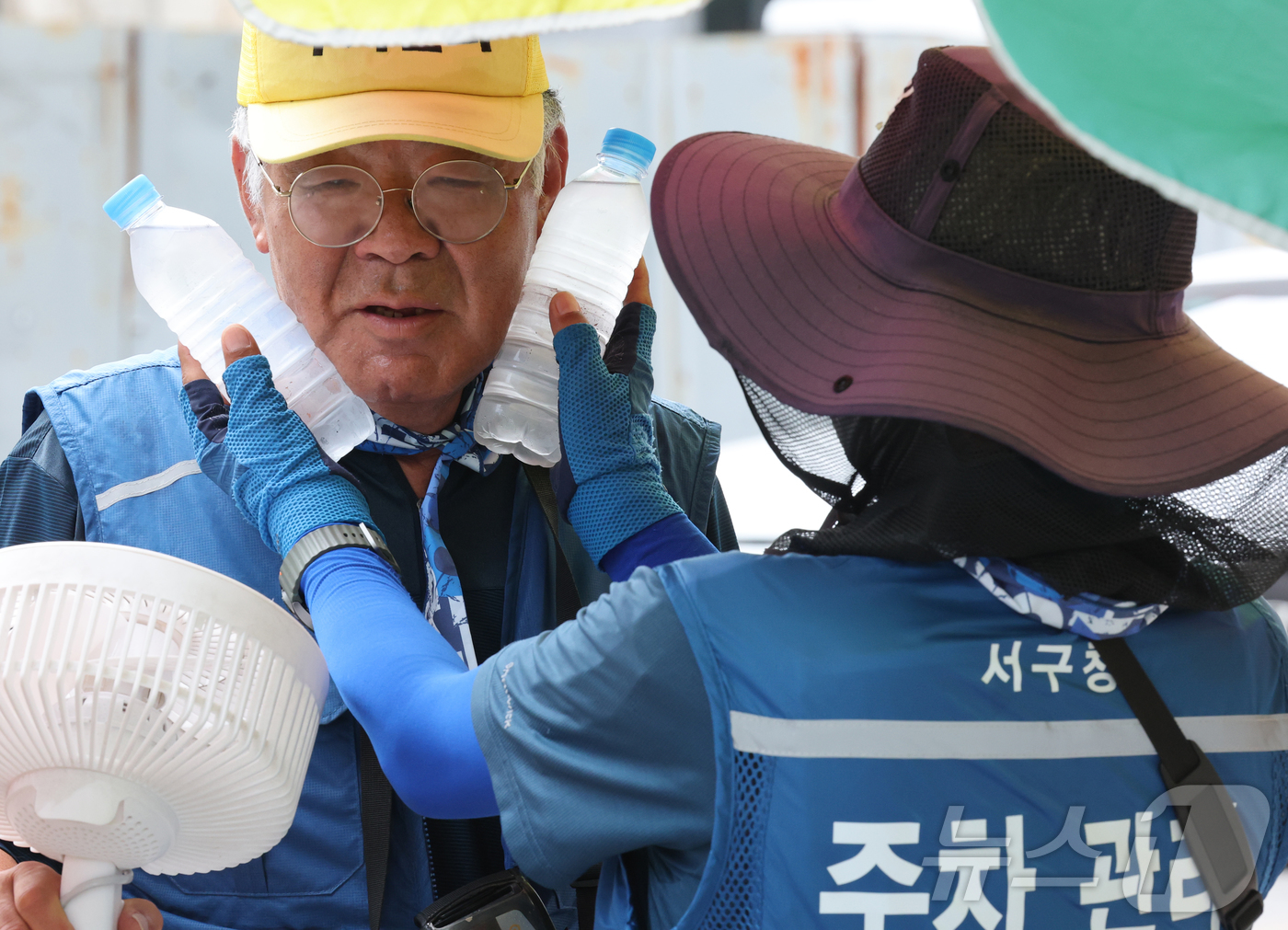 (대전=뉴스1) 김기태 기자 = 17일 오후 대전 서구일대에서 현업근로자가 냉방 보호구와 얼음물로 더위를 식히고 있다.대전 서구는 폭염 대응 예산을 조기에 집행하고 아이스조끼와 냉 …
