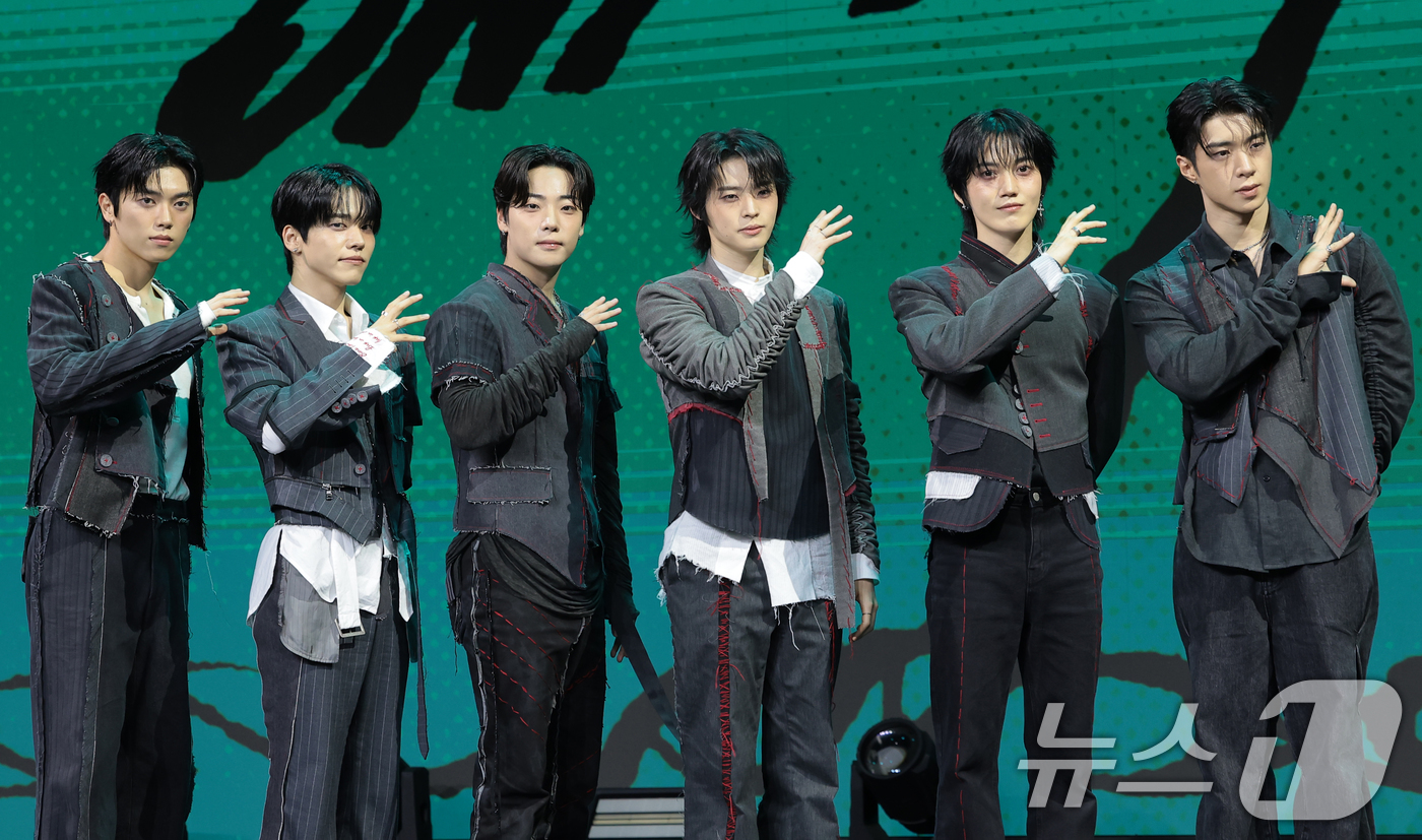 (서울=뉴스1) 권현진 기자 = 그룹 온앤오프(ONF)의 민균(왼쪽부터)과 유토, 이션, 효진, 승준, 와이엇이 17일 서울 마포구 큐브컨벤션센터에서 열린 정규 2집 파트2 '온앤 …