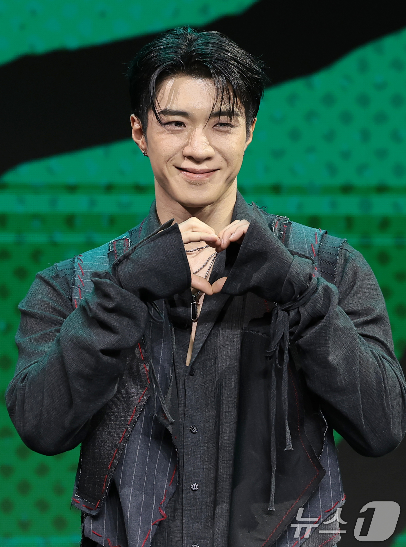 (서울=뉴스1) 권현진 기자 = 그룹 온앤오프(ONF)의 와이엇이 17일 서울 마포구 큐브컨벤션센터에서 열린 정규 2집 파트2 '온앤오프:마이 셀프'(ONF:MY SELF) 발매 …