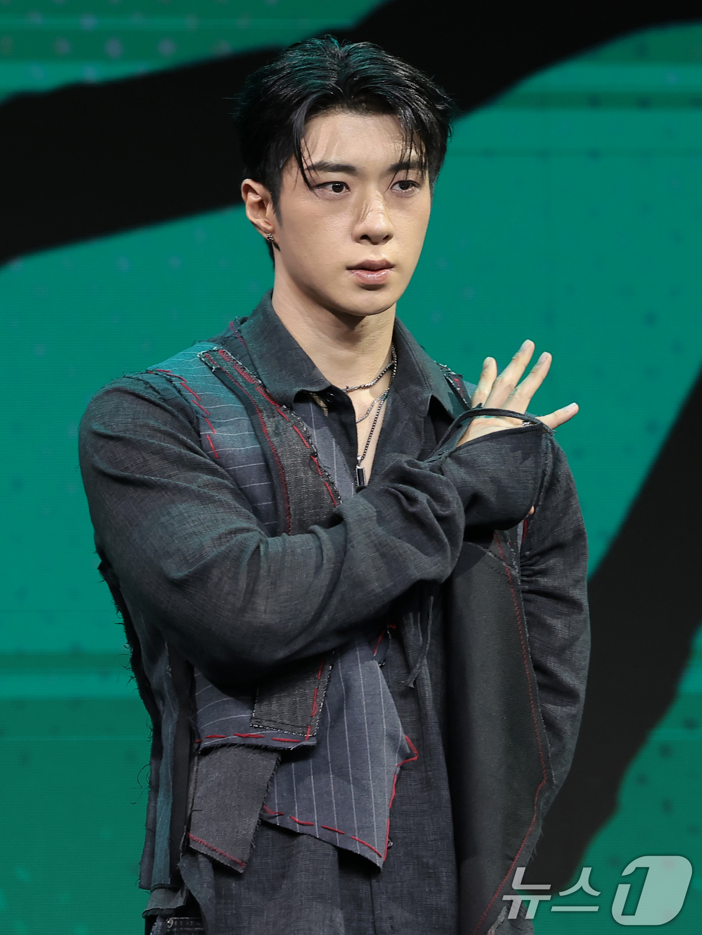 (서울=뉴스1) 권현진 기자 = 그룹 온앤오프(ONF)의 와이엇이 17일 서울 마포구 큐브컨벤션센터에서 열린 정규 2집 파트2 '온앤오프:마이 셀프'(ONF:MY SELF) 발매 …