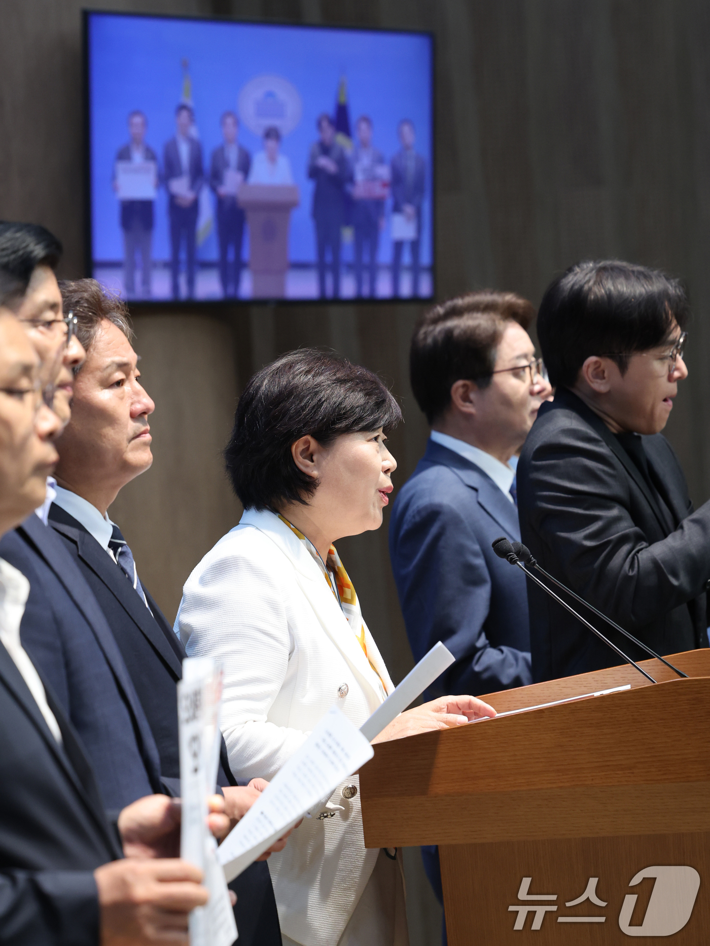 (서울=뉴스1) 황기선 기자 = 서영교 더불어민주당 의원이 17일 오후 서울 여의도 국회 소통관에서 '오세훈 서울시장 정치자금법위반 특검 1년 6개월 구형 관련 기자회견'을 하고 …