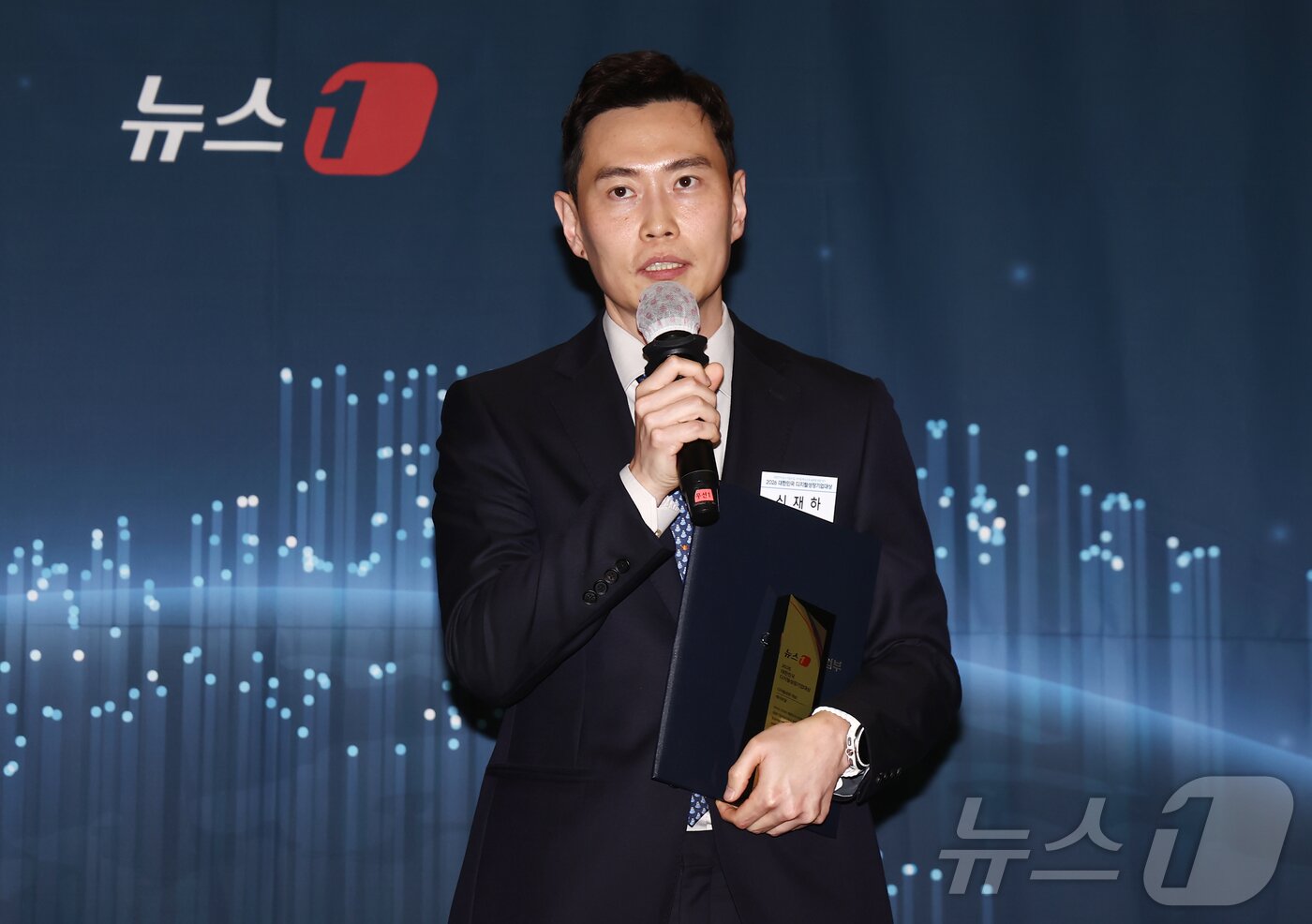 본문 이미지 - 신재하 주식회사 에이피알 부사장이 17일 오후 서울 중구 프레스센터에서 '대한민국 중소기업의 힘, 디지털 혁신으로 글로벌 성장 잇다'를 주제로 열린 2026 뉴스1 대한민국 디지털성장기업대상 시상식에서 디지털성장 대상(중소벤처기업부 장관상)을 수상한 뒤 소회를 밝히고 있다. 2026.6.17 ⓒ 뉴스1 김민지 기자
