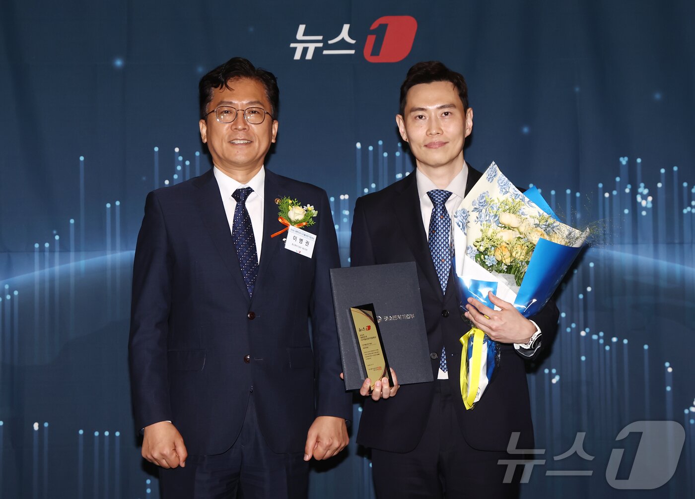 본문 이미지 - 이병권 중소벤처기업부 2차관이 17일 오후 서울 중구 프레스센터에서 '대한민국 중소기업의 힘, 디지털 혁신으로 글로벌 성장 잇다'를 주제로 열린 2026 뉴스1 대한민국 디지털성장기업대상 시상식에서 신재하 주식회사 에이피알 부사장에게 디지털성장 대상(중소벤처기업부 장관상)을 수여한 뒤 기념촬영을 하고 있다. 2026.6.17 ⓒ 뉴스1 김민지 기자