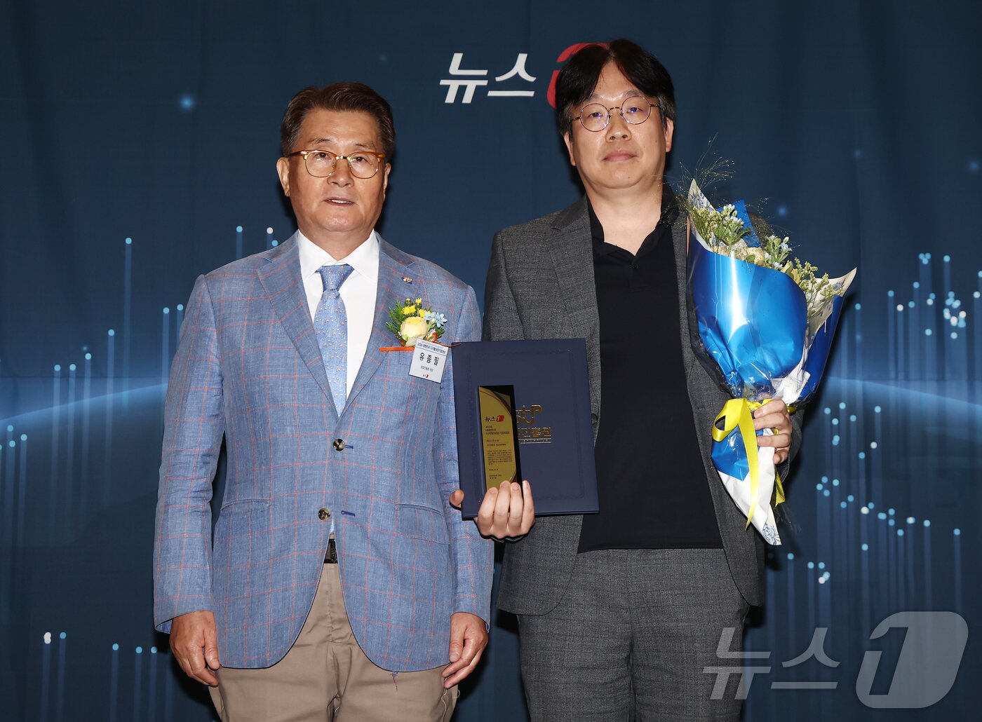 본문 이미지 - 유종필 창업진흥원장이 17일 오후 서울 중구 프레스센터에서 '대한민국 중소기업의 힘, 디지털 혁신으로 글로벌 성장 잇다'를 주제로 열린 2026 뉴스1 대한민국 디지털성장기업대상 시상식에서 이상원 주식회사 씨큐파이버 대표이사에게 테크그로스상을 수여한 뒤 기념촬영을 하고 있다. 2026.6.17 ⓒ 뉴스1 김민지 기자