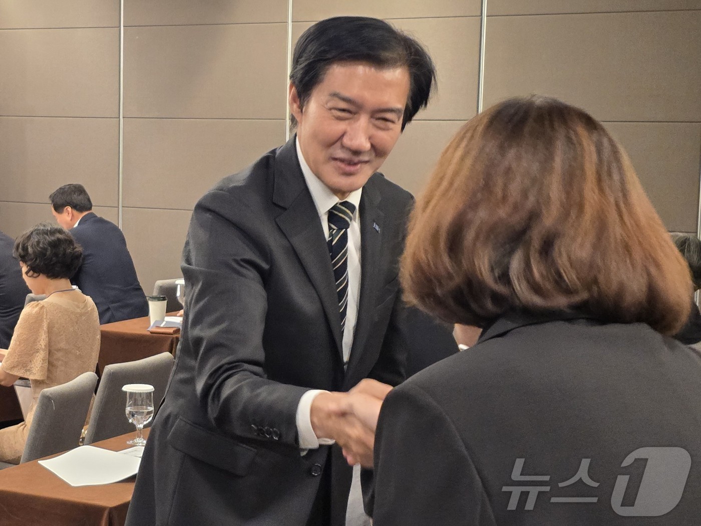 (광주=뉴스1) 서충섭 기자 = 조국 조국혁신당 전 대표가 17일 광주 서구 치평동 브리브 광주 바이 롯데호텔에서 열린 6·3지방선거 당선인 워크숍을 찾아 당선인들과 악수하고 있다 …