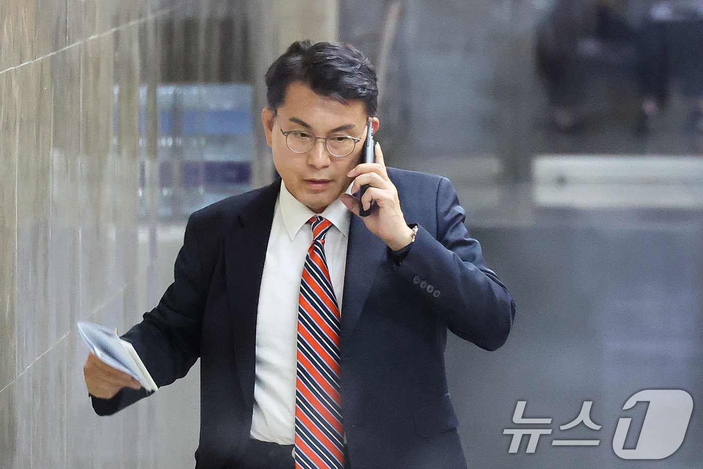 (서울=뉴스1) 신웅수 기자 = 윤상현 국민의힘 의원이 17일 서울 여의도 국회에서 열린 의원총회에서 잠시 이석해 통화하고 있다. 2026.6.17/뉴스1