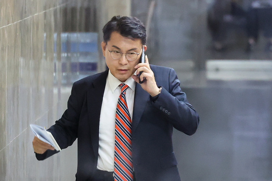 통화하는 윤상현 의원