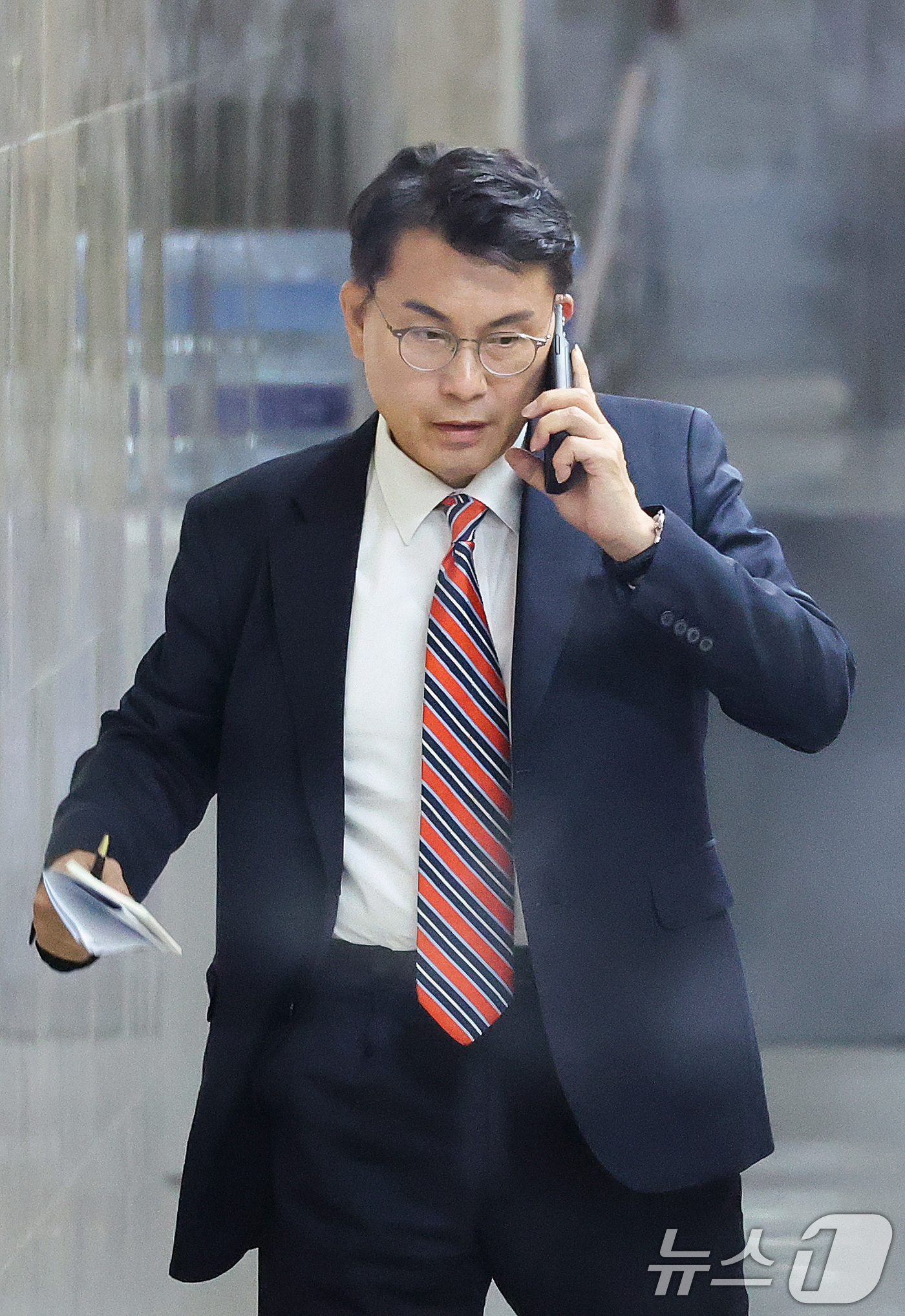 (서울=뉴스1) 신웅수 기자 = 윤상현 국민의힘 의원이 17일 서울 여의도 국회에서 열린 의원총회에서 잠시 이석해 통화하고 있다. 2026.6.17/뉴스1