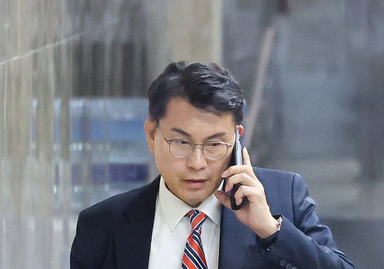 의원총회 참석한 윤상현