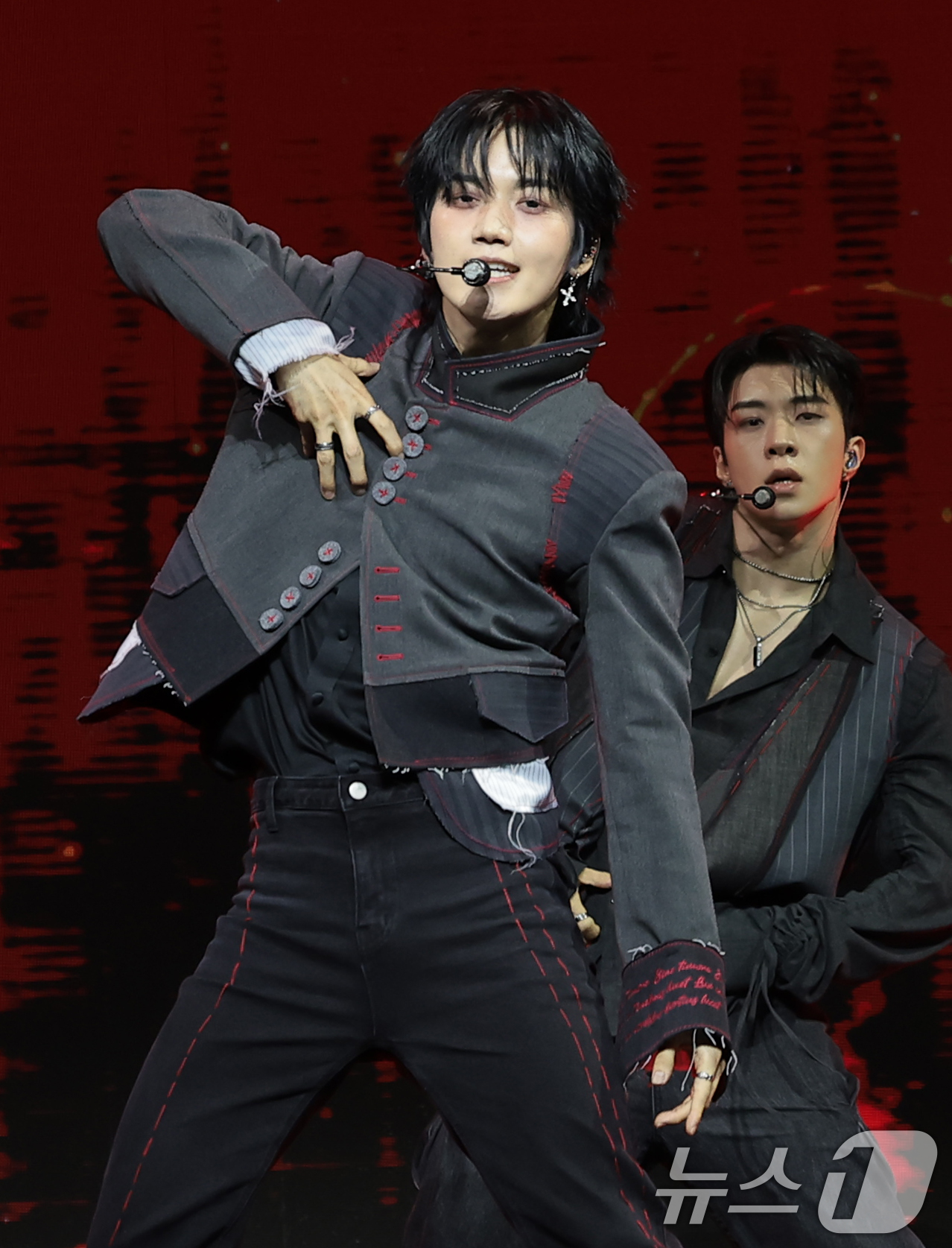 (서울=뉴스1) 권현진 기자 = 그룹 온앤오프(ONF)의 승준과 와이엇(오른쪽)이 17일 서울 마포구 큐브컨벤션센터에서 열린 정규 2집 파트2 '온앤오프:마이 셀프'(ONF:MY …