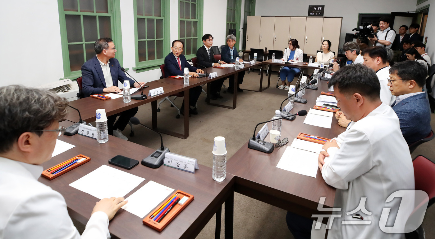 (대구=뉴스1) 공정식 기자 = 추경호 대구시장 당선인이 17일 오후 대구 중구 경북대학교병원에서 열린 AI·바이오 메디시티 대구협의회 지역필수보건의료분야 전문가 간담회에 참석해 …