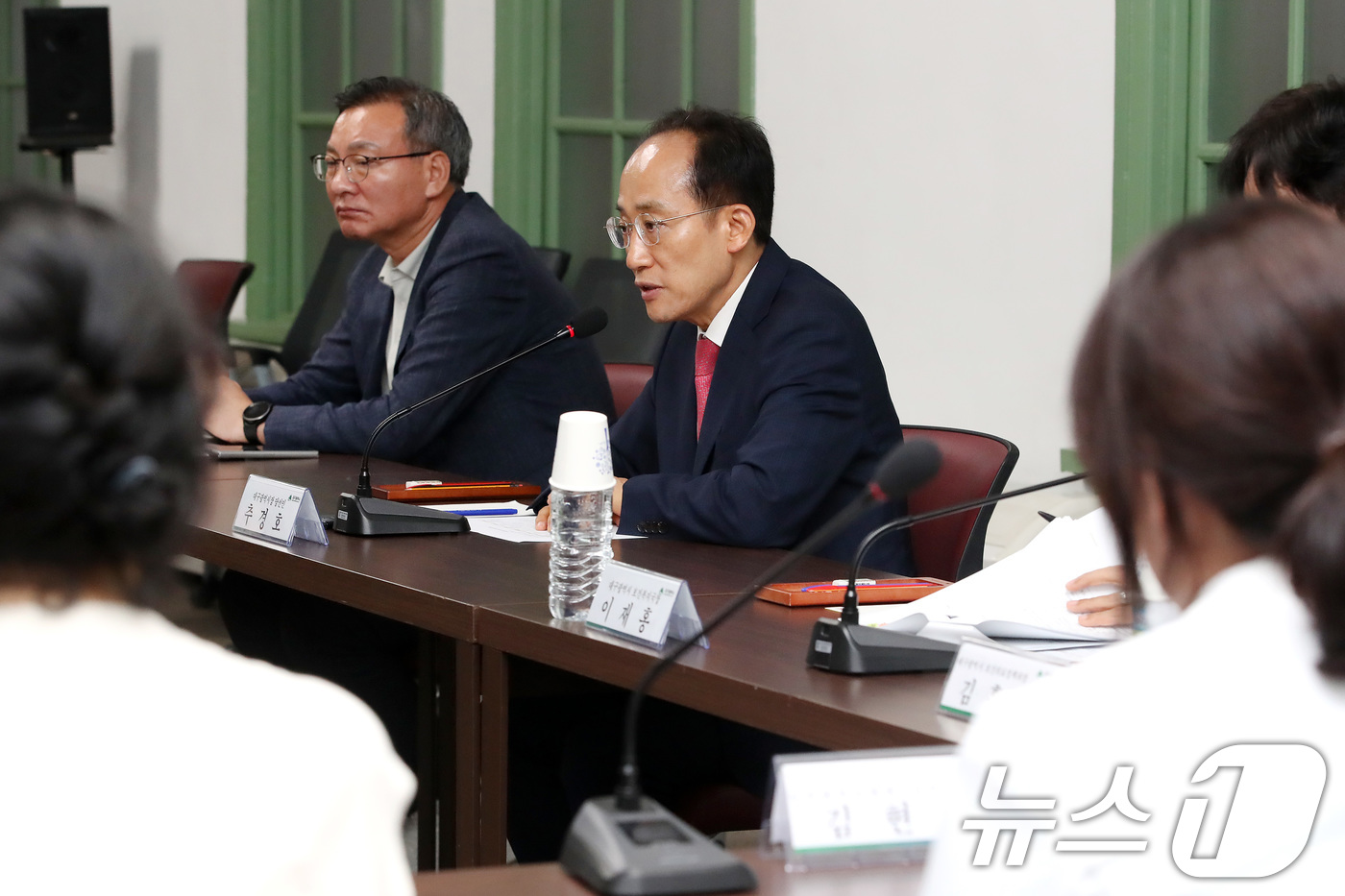 (대구=뉴스1) 공정식 기자 = 추경호 대구시장 당선인이 17일 오후 대구 중구 경북대학교병원에서 열린 AI·바이오 메디시티 대구협의회 지역필수보건의료분야 전문가 간담회에 참석해 …