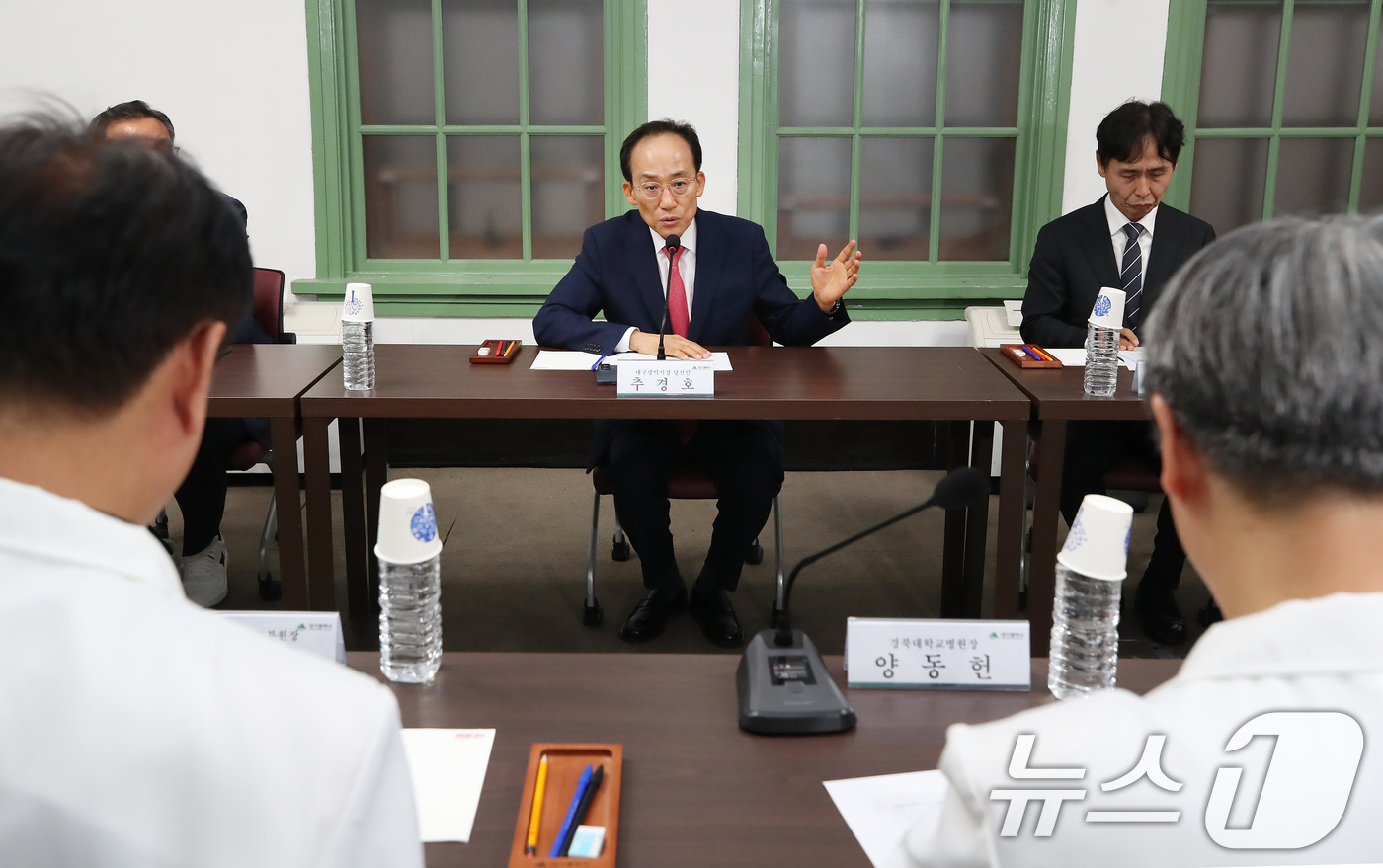(대구=뉴스1) 공정식 기자 = 추경호 대구시장 당선인이 17일 오후 대구 중구 경북대학교병원에서 열린 AI·바이오 메디시티 대구협의회 지역필수보건의료분야 전문가 간담회에 참석해 …