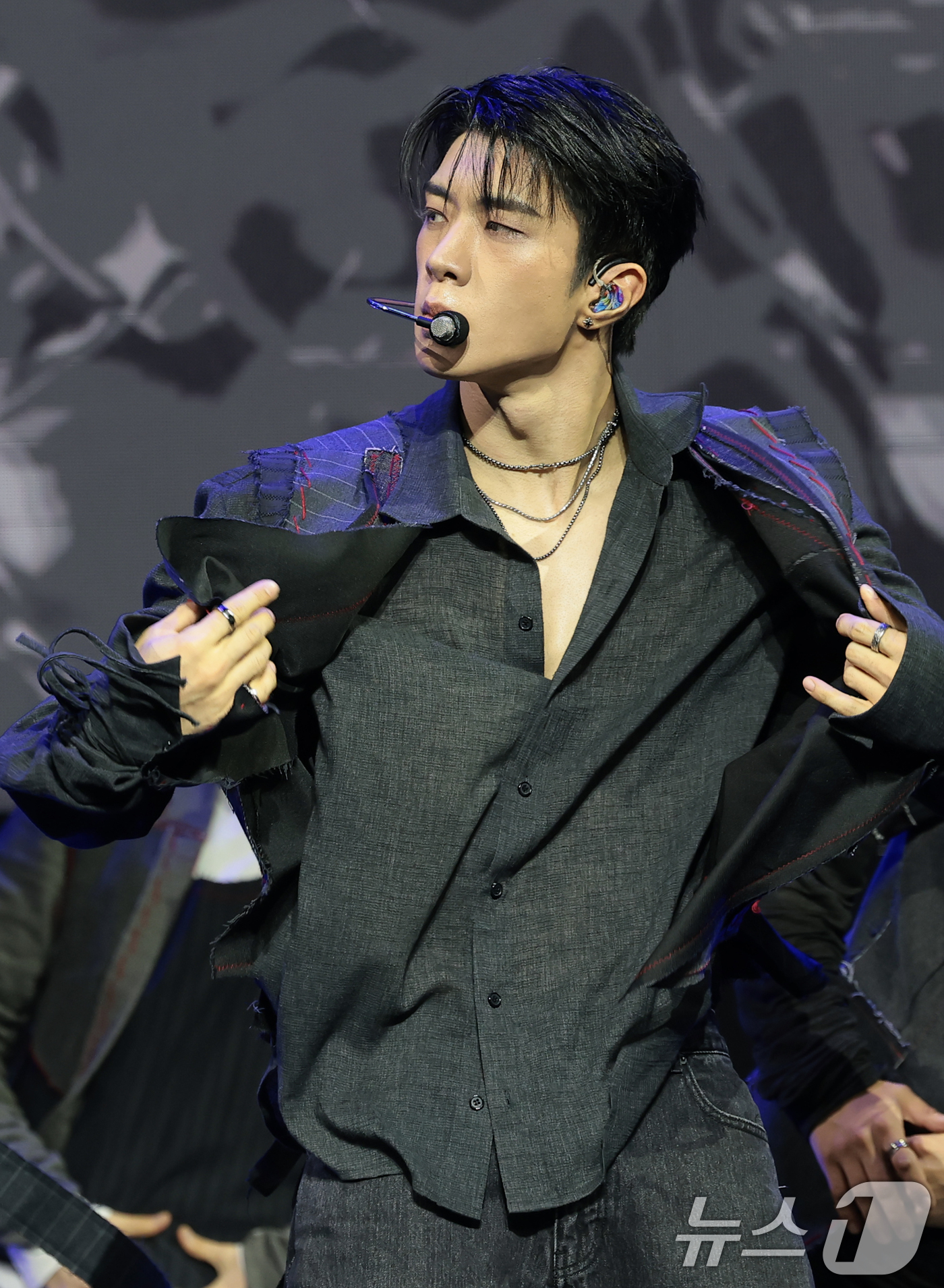 (서울=뉴스1) 권현진 기자 = 그룹 온앤오프(ONF)의 와이엇이 17일 서울 마포구 큐브컨벤션센터에서 열린 정규 2집 파트2 '온앤오프:마이 셀프'(ONF:MY SELF) 발매 …