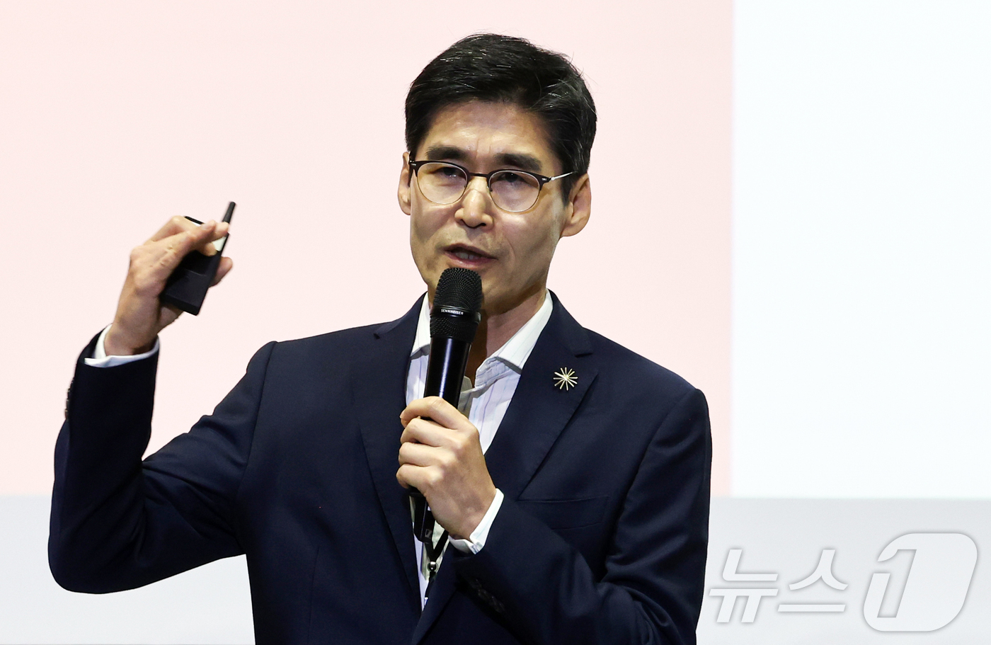 (서울=뉴스1) 최지환 기자 = 최기영 앤트로픽 한국 대표가 17일 오후 서울 영등포구 콘래드 호텔에서 열린 앤트로픽 서울 오피스 개소 기자간담회에서 발표를 하고 있다. 2026. …