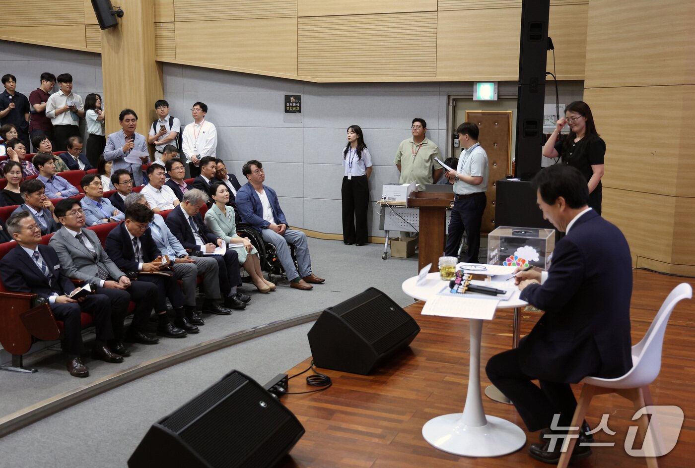본문 이미지 - 타운홀 미팅 진행하는 박수현 충남도지사 당선인.(도지사직 인수위원회 제공. 재판매 및 DB금지)