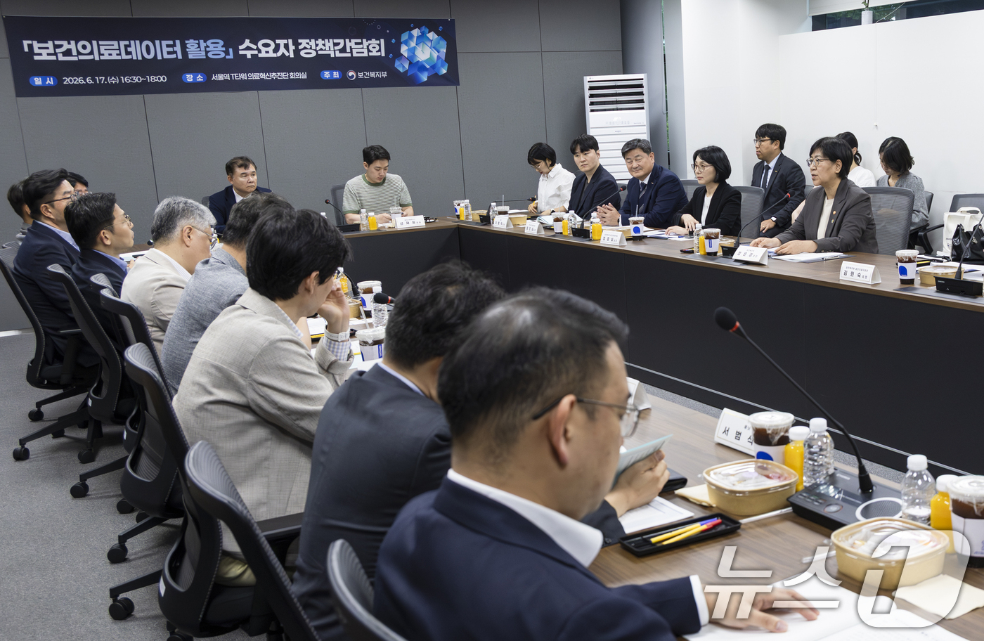 (서울=뉴스1) = 정은경 보건복지부 장관이 17일 오후 서울 중구 T타워에서 의료AI·디지털 헬스 기업과 함께 '보건의료데이터 활용 수요자 정책간담회'를 하고 있다. (복지부 제 …