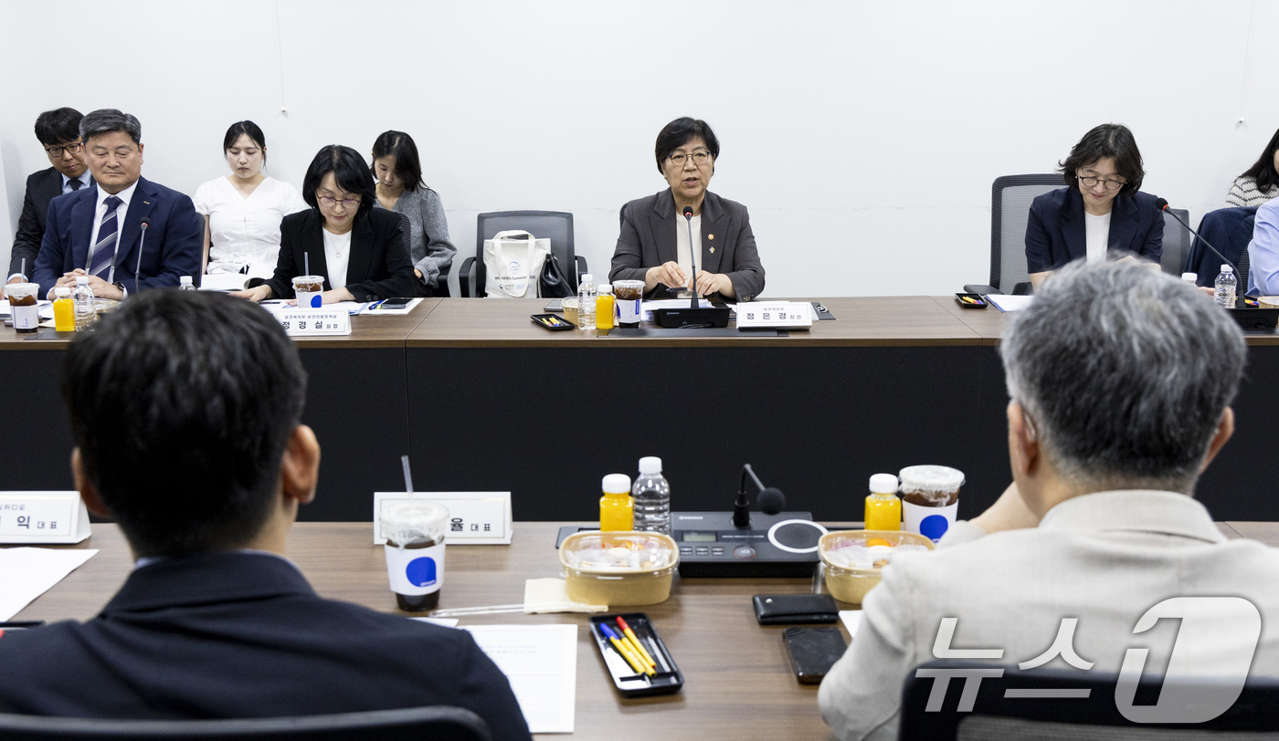 (서울=뉴스1) = 정은경 보건복지부 장관이 17일 오후 서울 중구 T타워에서 의료AI·디지털 헬스 기업과 함께 '보건의료데이터 활용 수요자 정책간담회'를 하고 있다. (복지부 제 …