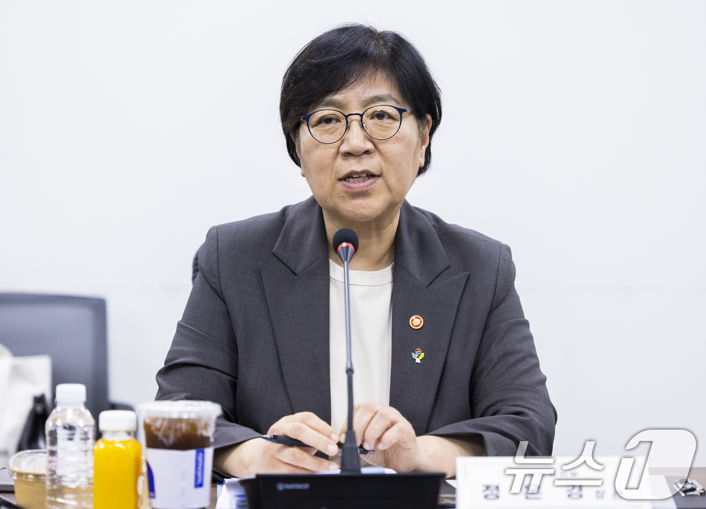 (서울=뉴스1) = 정은경 보건복지부 장관이 17일 오후 서울 중구 T타워에서 의료AI·디지털 헬스 기업과 함께 '보건의료데이터 활용 수요자 정책간담회'를 하고 있다. (복지부 제 …