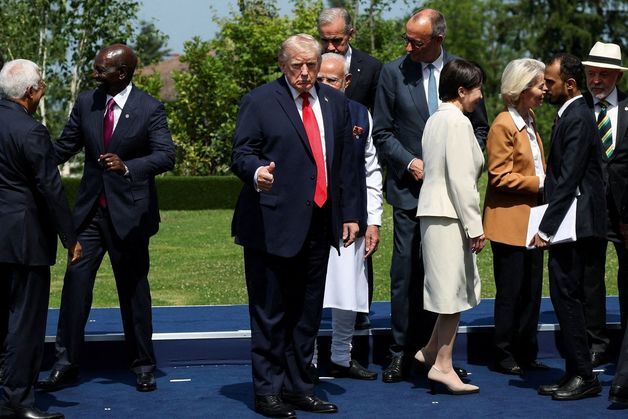 G7 단체사진서 홀로 선 트럼프…SNS "전학생 같다"