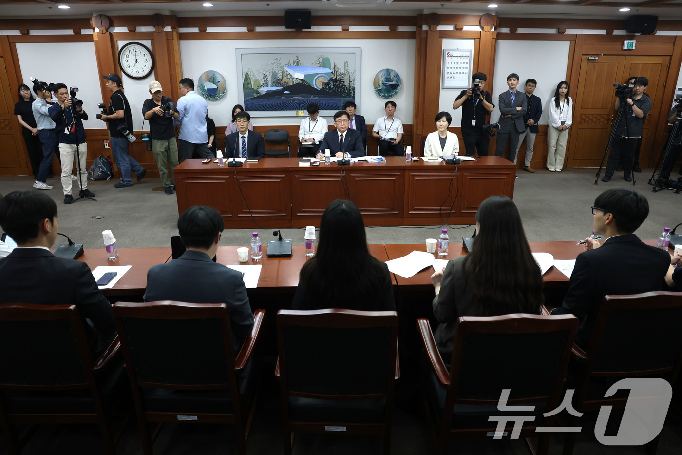 (과천=뉴스1) 이광호 기자 = 강동완 사무총장 직무대리(가운데)를 비롯한 중앙선관위 관계자들이 17일 오후 경기 과천시 중앙선거관리위원회를 찾은 전국 주요 대학 총학생회 대표자들 …