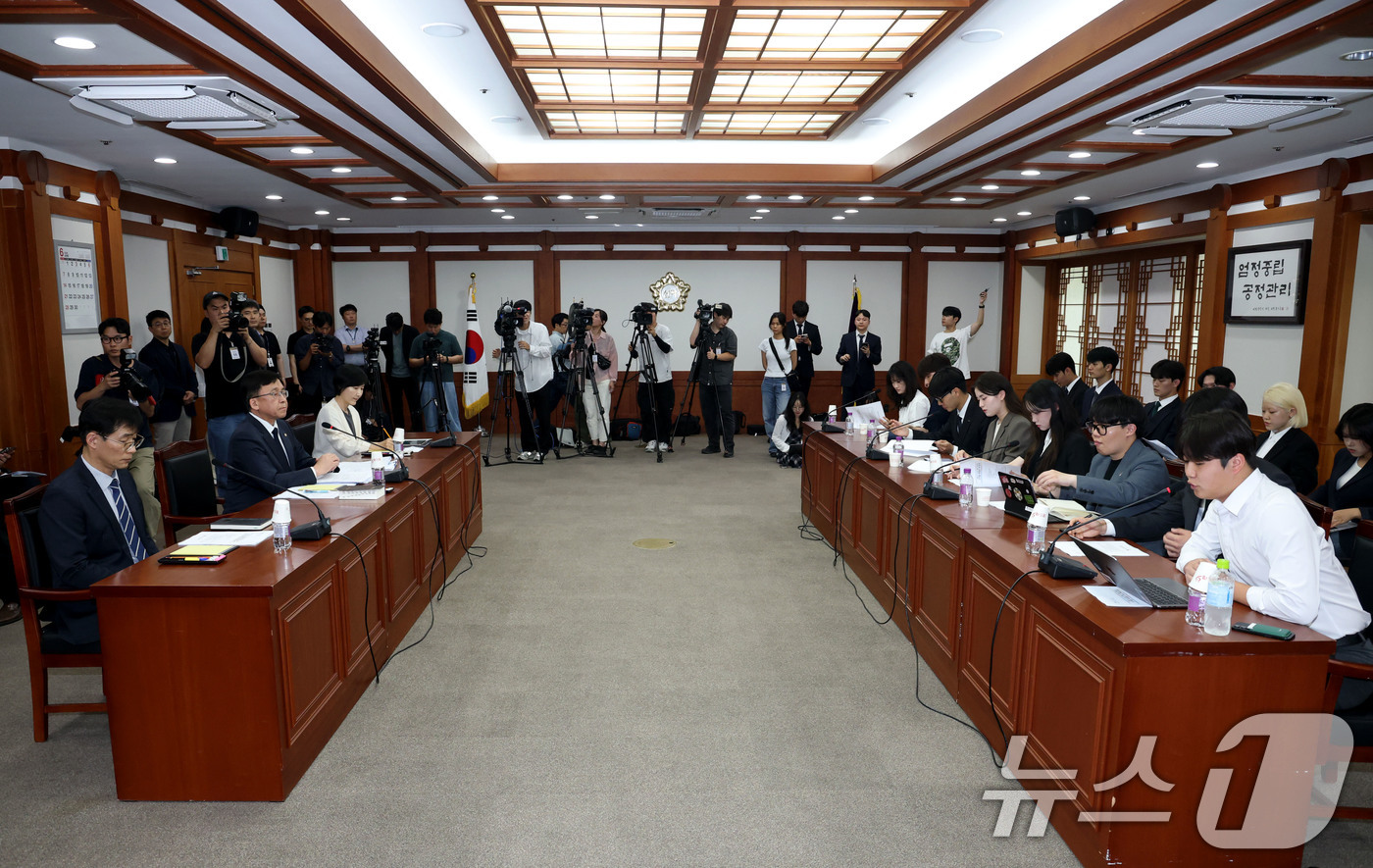 (과천=뉴스1) 이광호 기자 = 강동완 사무총장 직무대리(왼쪽 두번째)를 비롯한 중앙선관위 관계자들이 17일 오후 경기 과천시 중앙선거관리위원회를 찾은 전국 주요 대학 총학생회 대 …