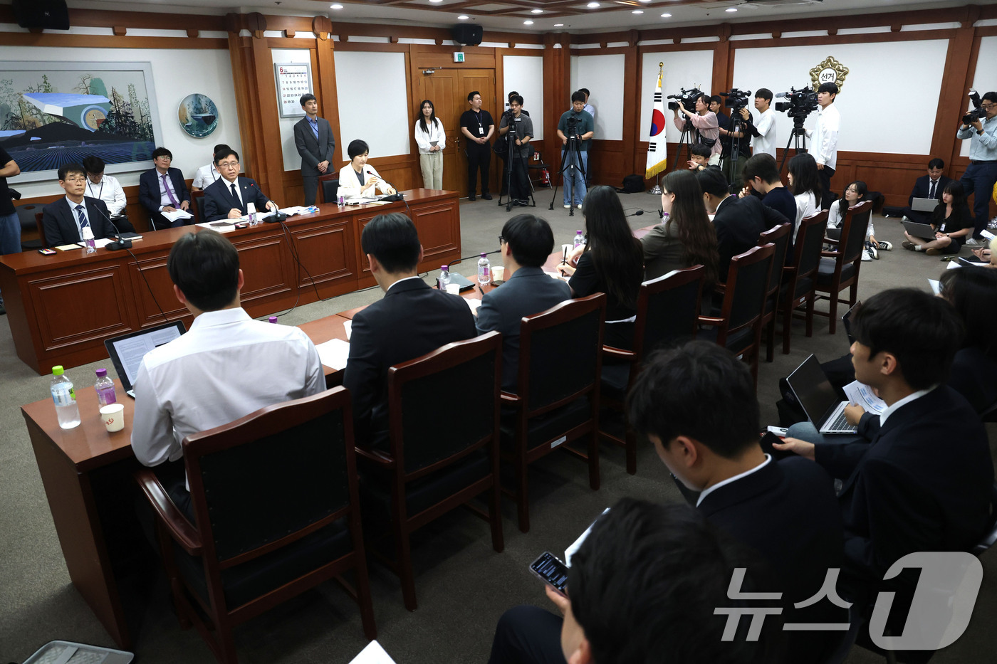 (과천=뉴스1) 이광호 기자 = 강동완 사무총장 직무대리(왼쪽 두번째)를 비롯한 중앙선관위 관계자들이 17일 오후 경기 과천시 중앙선거관리위원회를 찾은 전국 주요 대학 총학생회 대 …