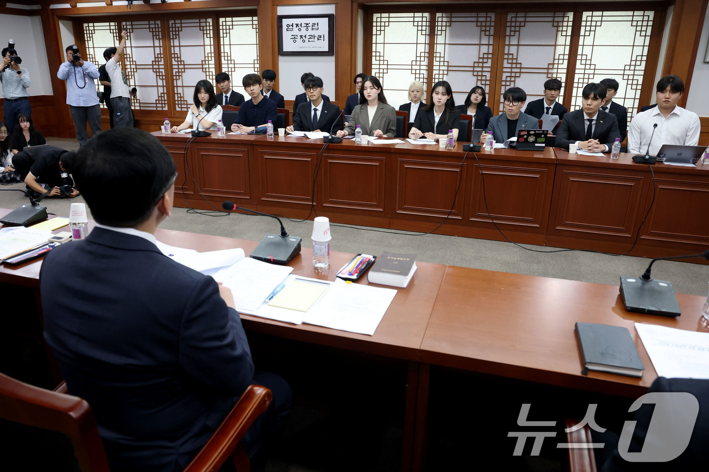 (과천=뉴스1) 이광호 기자 = 전국 주요 대학 총학생회 대표자들이 17일 오후 경기 과천시 중앙선거관리위원회를 항의 방문해 제9회 전국동시지방선거 투표 용지 부족 사태 관련 강동 …
