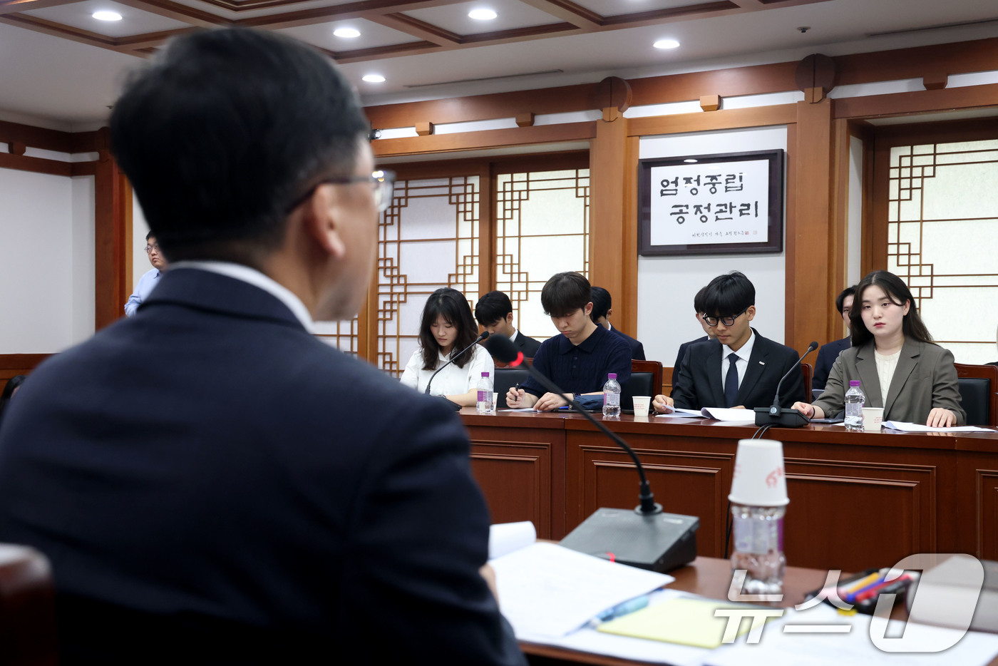 (과천=뉴스1) 이광호 기자 = 전국 주요 대학 총학생회 대표자들이 17일 오후 경기 과천시 중앙선거관리위원회를 항의 방문해 제9회 전국동시지방선거 투표 용지 부족 사태 관련 강동 …