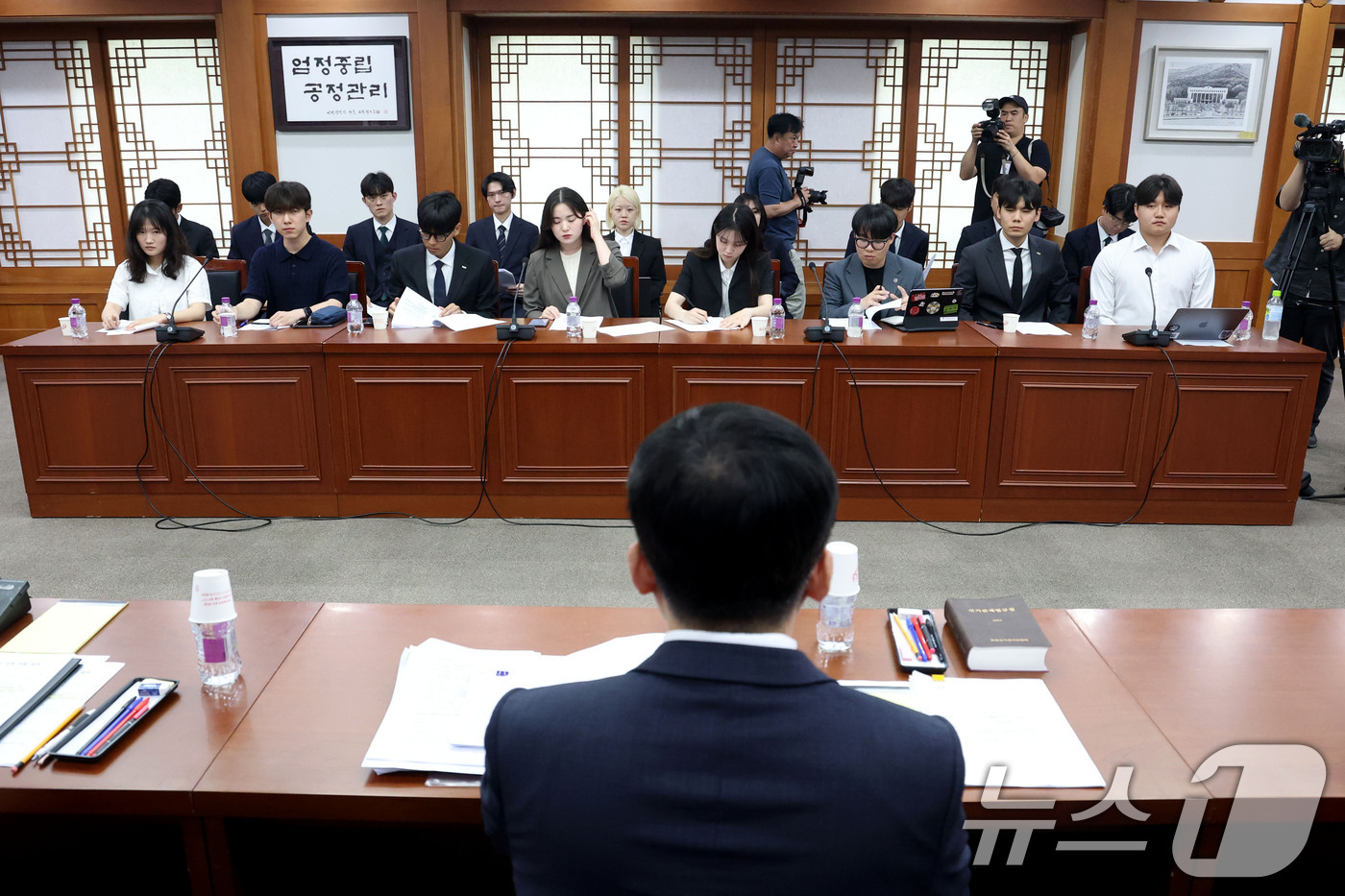(과천=뉴스1) 이광호 기자 = 전국 주요 대학 총학생회 대표자들이 17일 오후 경기 과천시 중앙선거관리위원회를 항의 방문해 제9회 전국동시지방선거 투표 용지 부족 사태 관련 강동 …