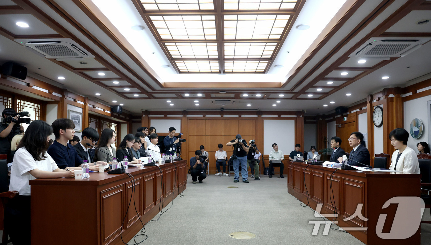 (과천=뉴스1) 이광호 기자 = 강동완 사무총장 직무대리(오른쪽 두번째)를 비롯한 중앙선관위 관계자들이 17일 오후 경기 과천시 중앙선거관리위원회를 항의 방문한 전국 주요 대학 총 …