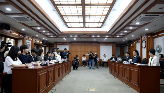중앙선관위, 대학생들 면담 '투표지 부족 사태 대응현황 설명'