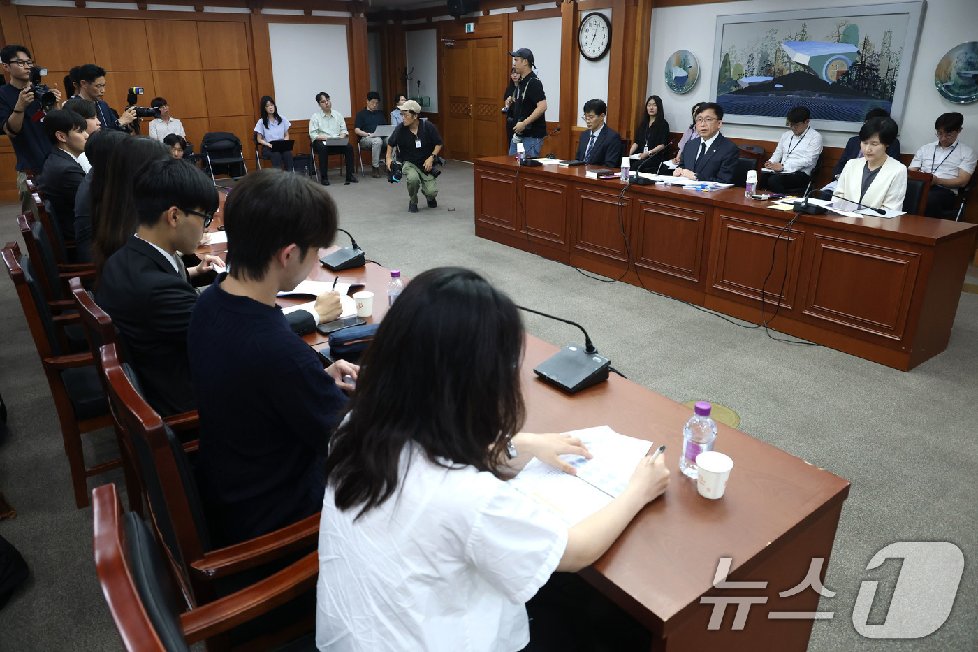 (과천=뉴스1) 이광호 기자 = 강동완 사무총장 직무대리(오른쪽 두번째)를 비롯한 중앙선관위 관계자들이 17일 오후 경기 과천시 중앙선거관리위원회를 항의 방문한 전국 주요 대학 총 …