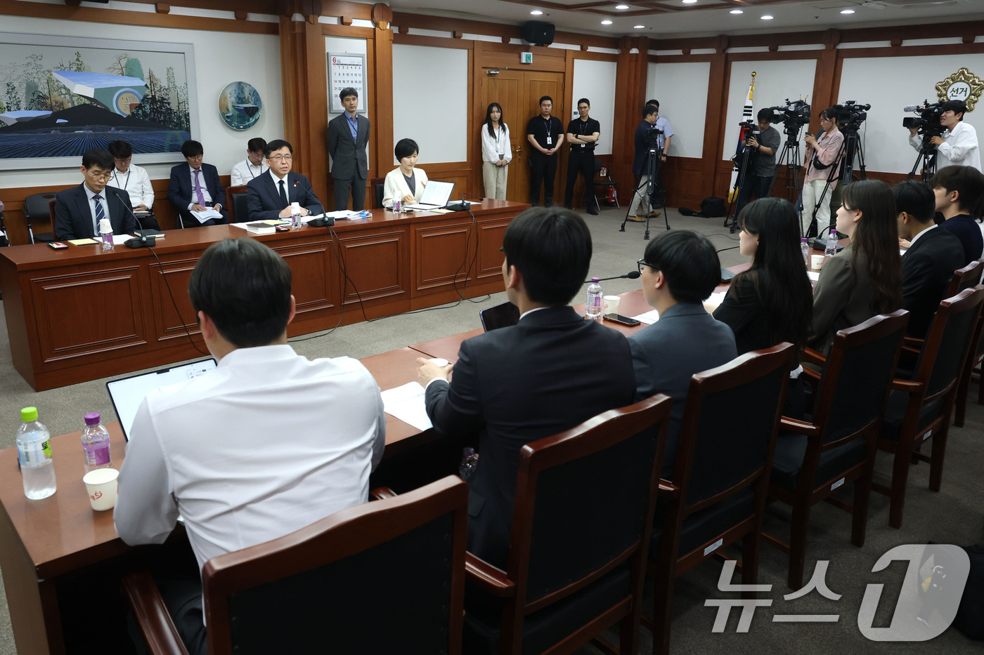 (과천=뉴스1) 이광호 기자 = 강동완 사무총장 직무대리(왼쪽 두번째)를 비롯한 중앙선관위 관계자들이 17일 오후 경기 과천시 중앙선거관리위원회를 항의 방문한 전국 주요 대학 총학 …