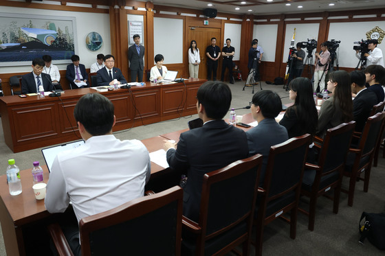 중앙선관위, 대학생들 면담 '투표지 부족 사태 대응현황 설명'