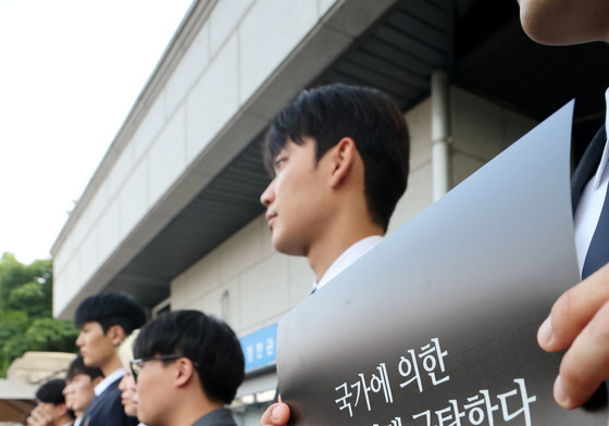 선관위 찾은 대학생들 '국가에 의한 참정권 침해 규탄'
