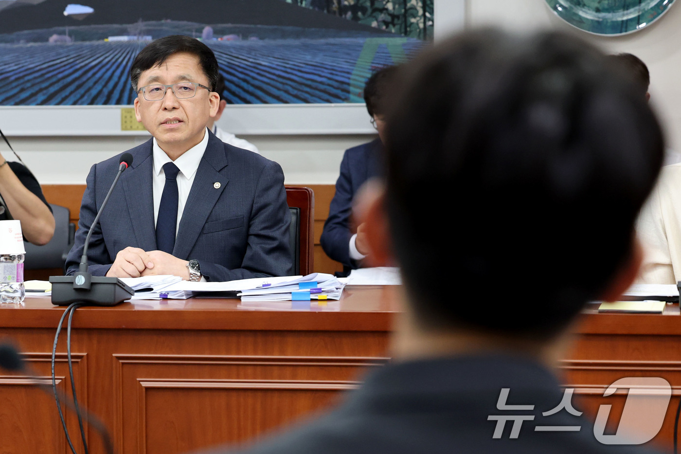 (과천=뉴스1) 이광호 기자 = 강동완 중앙선관위 사무총장 직무대리가 17일 오후 경기 과천시 중앙선거관리위원회를 항의 방문한 전국 주요 대학 총학생회 대표자들과 제9회 전국동시지 …