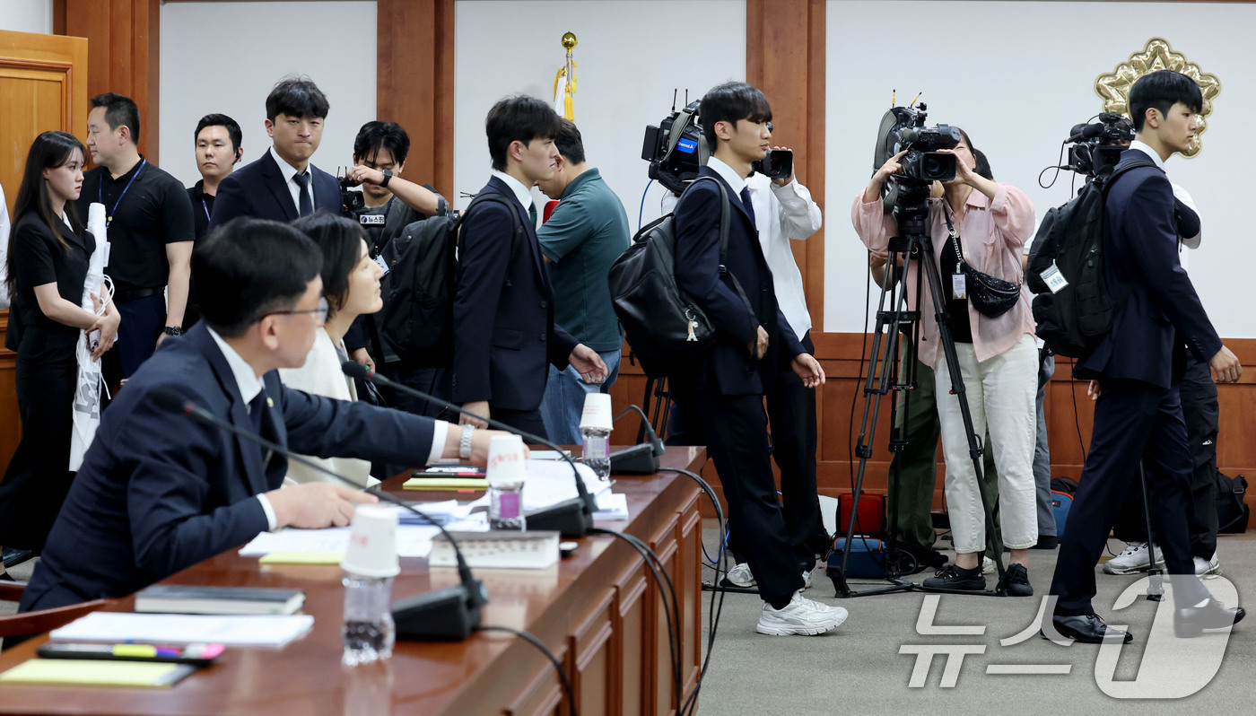 (과천=뉴스1) 이광호 기자 = 전국 주요 대학 총학생회 대표자들이 17일 오후 제9회 전국동시지방선거 투표 용지 부족 사태 관련 면담을 위해 경기 과천 중앙선거관리위원회를 항의 …