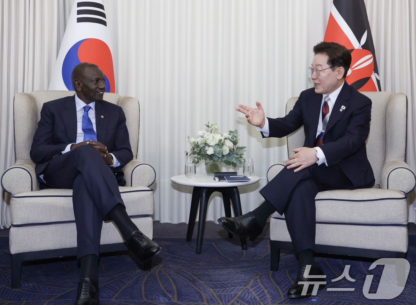 (에비앙(프랑스)=뉴스1) 허경 기자 = 이재명 대통령과 윌리엄 루토 케냐 대통령이 17일(현지시간) 주요 7개국(G7) 정상회의가 열린 프랑스 에비앙레뱅에서 양자 회담을 하고 있 …