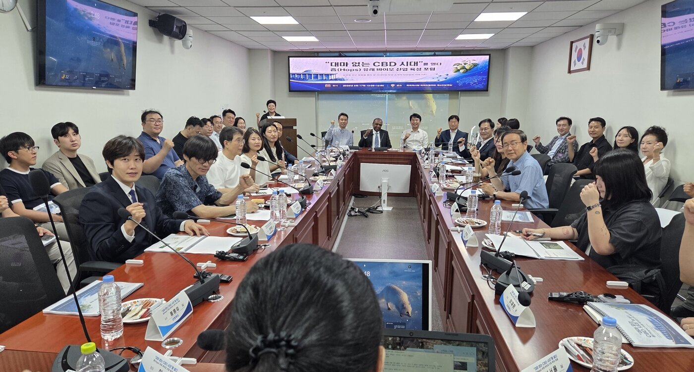 본문 이미지 - 17일 국회의원회관에서 열린 홉 유래 바이오 산업 육성 포럼 참석자들이 기념 사진을 찍고 있다. ⓒ 뉴스1