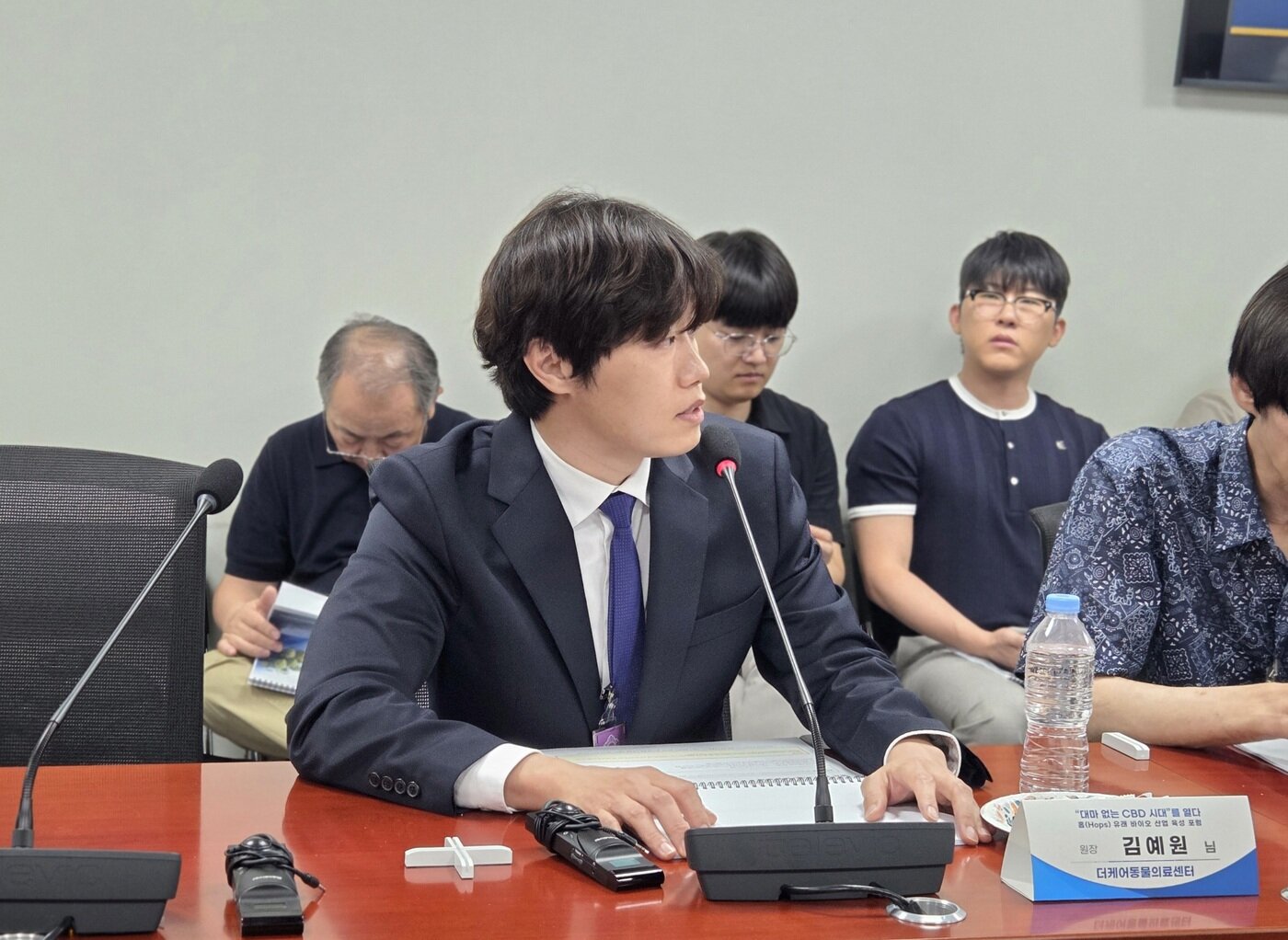본문 이미지 - 김예원 더케어동물의료센터 원장이 홉 유래 바이오 산업 육성 포럼에 참석해 질의하고 있다. ⓒ 뉴스1 한송아 기자