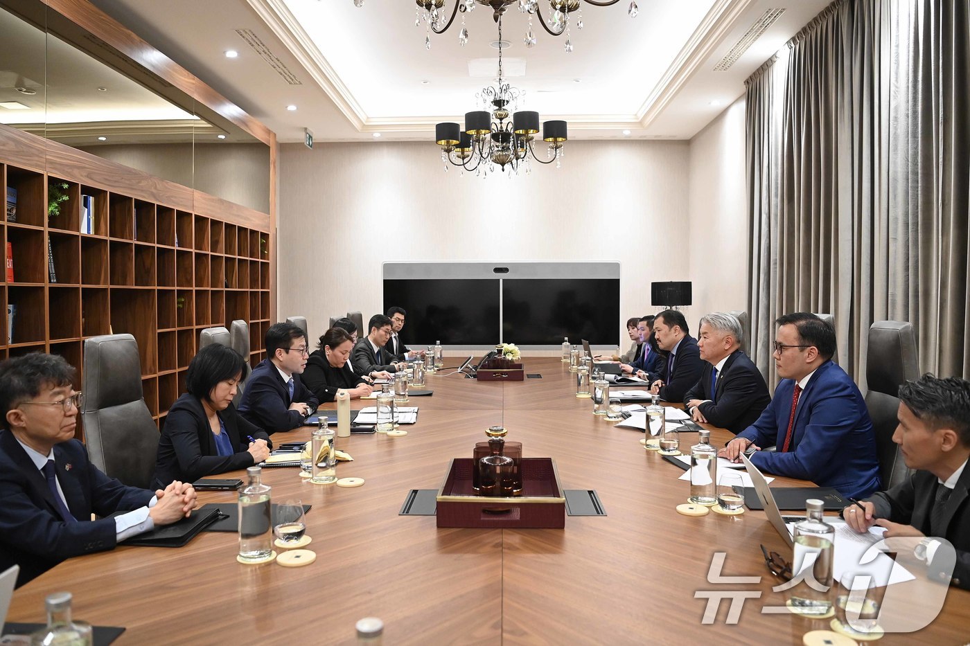 (서울=뉴스1) = 여한구 산업통상부 통상교섭본부장이 17일 오후(현지시간) 몽골 울란바토르에서 자담빈 엔흐바야르(Jadambyn Enkhbayar) 몽골 경제개발부 장관과 면담을 …