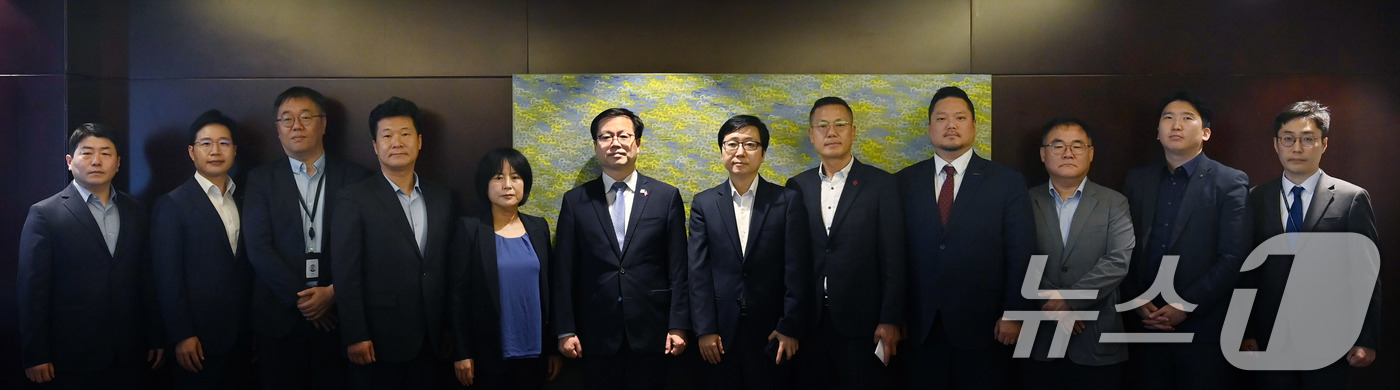 (서울=뉴스1) = 여한구 산업통상부 통상교섭본부장이 17일 오전(현지시간) 몽골 울란바토르에서 '몽골 진출 기업인 간담회' 참석자들과 기념 촬영을 하고 있다. (산업부 제공. 재 …