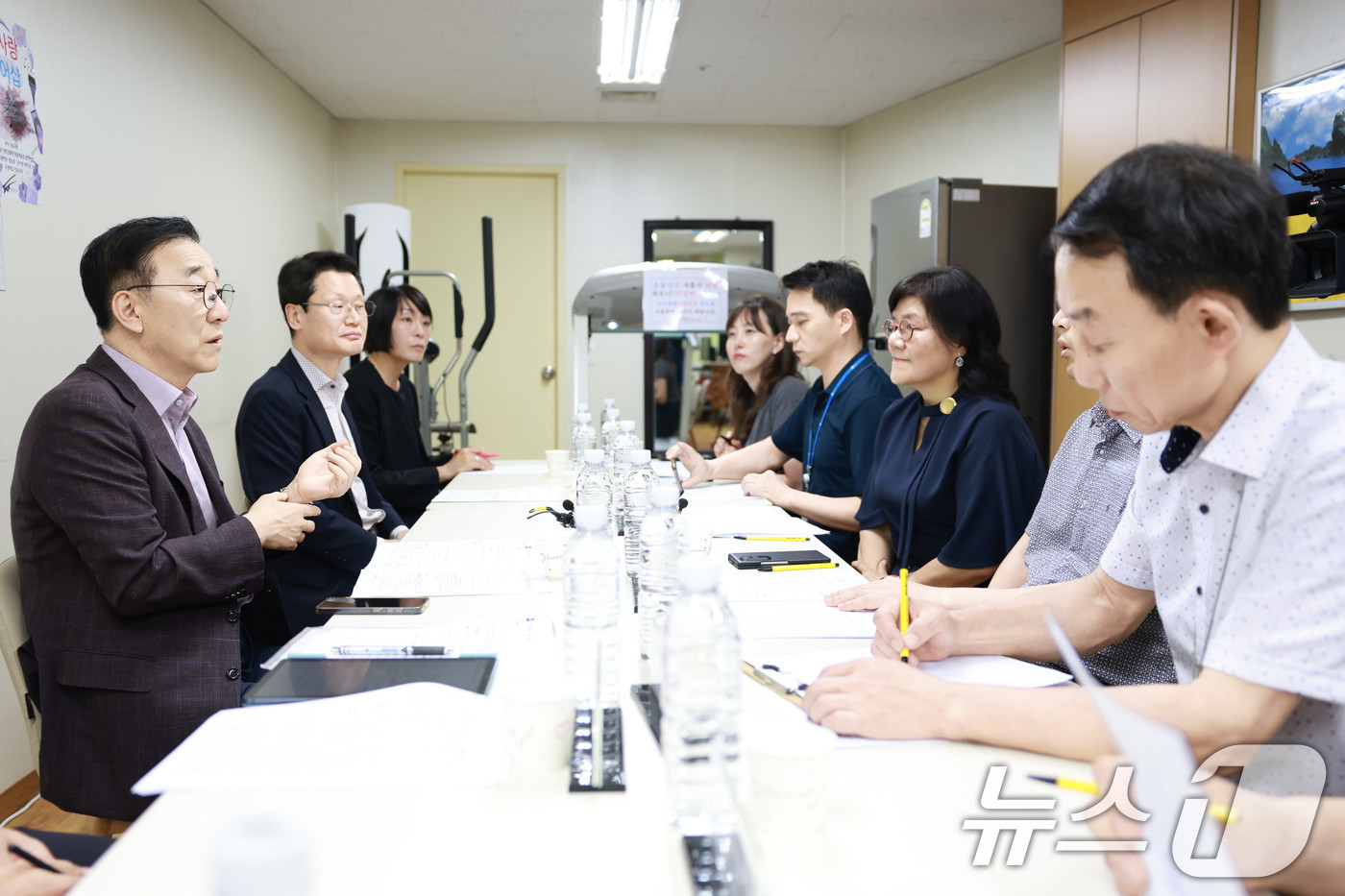 (서울=뉴스1) = 김윤덕 국토교통부 장관이 17일 오후 서울 강남구 소재 공동주택을 찾아 오는 8월 시행 예정인 주차장법 개정 내용을 설명, 주민 의견을 청취하고 있다. (국토부 …