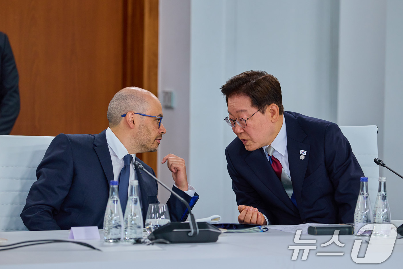 (에비앙(프랑스)=뉴스1) 허경 기자 = 이재명 대통령이 17일(현지시간) 프랑스 에비앙레뱅 열린 주요 7개국(G7) 정상회의 확대회의 업무 오찬에서 데미스 허사비스 구글 딥마인드 …