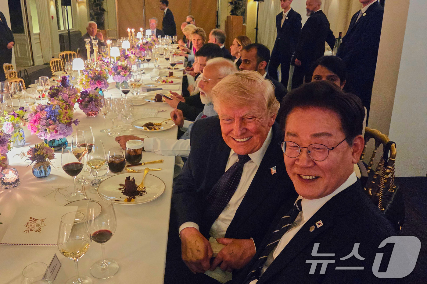 (에비앙(프랑스)=뉴스1) 허경 기자 = 이재명 대통령과 도널드 트럼프 미국 대통령이16일(현지시간) 주요 7개국(G7) 정상회의가 열린 프랑스 에비앙레뱅에서 열린 공식 만찬에서 …