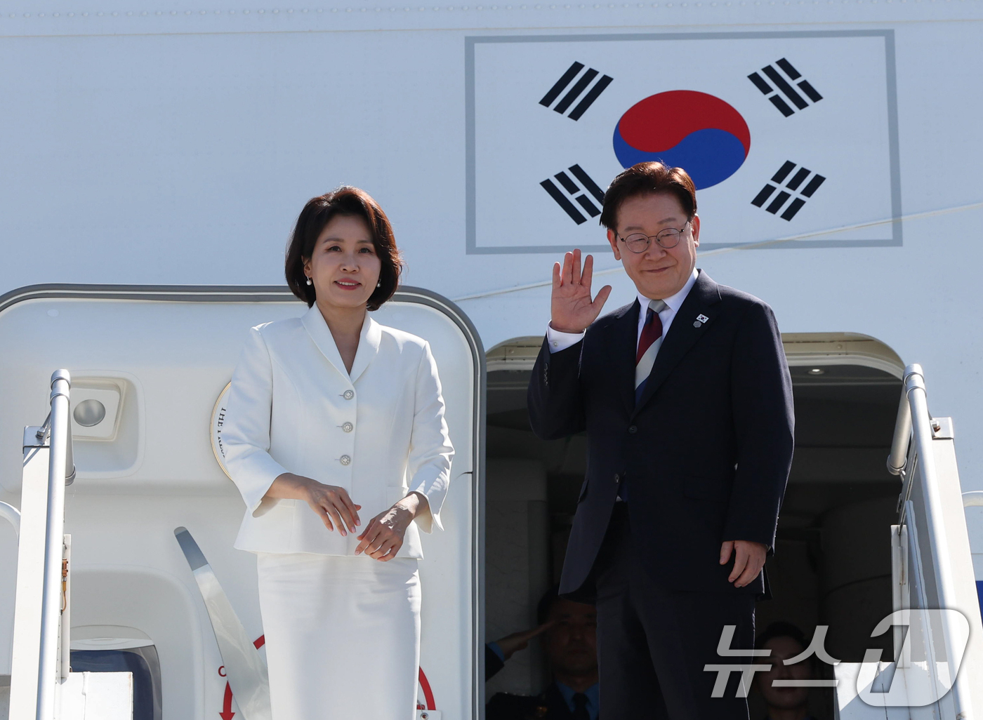 (제네바(스위스)=뉴스1) 허경 기자 = 주요 7개국(G7) 정상회의 일정을 마친 이재명 대통령과 김혜경 여사가 17일(현지시간) 스위스 제네바 국제공항에서 환송객들에게 인사를 하 …