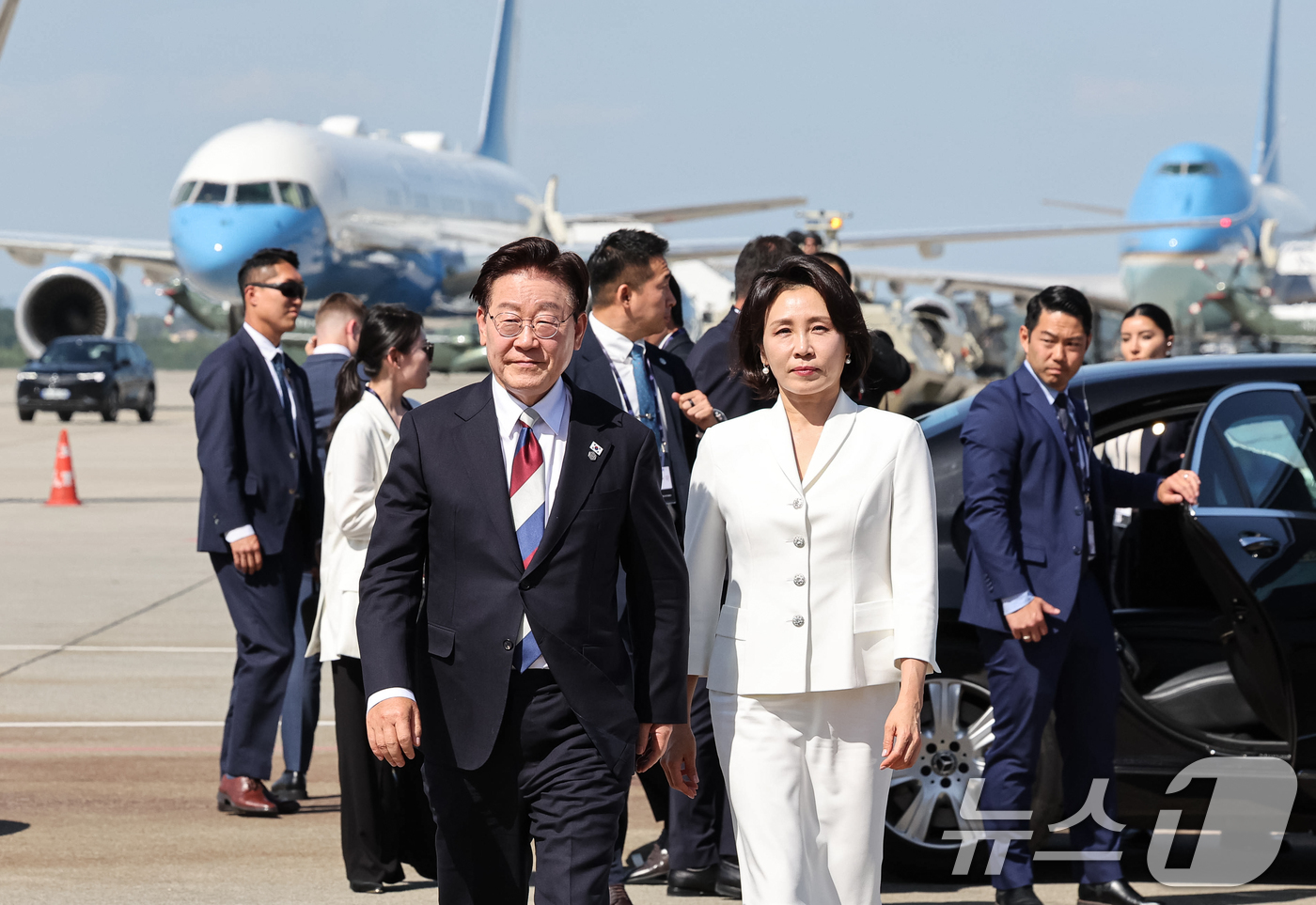 (제네바(스위스)=뉴스1) 허경 기자 = 주요 7개국(G7) 정상회의 일정을 마친 이재명 대통령과 김혜경 여사가 17일(현지시간) 스위스 제네바 국제공항에 도착하고 있다. 2026 …